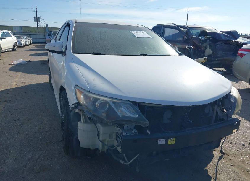 2014 Toyota Camry SE (VIN 4T1BF1FK9EU734377) main photo