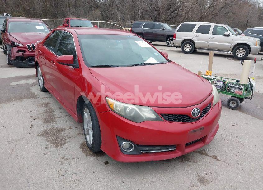 2014 Toyota Camry SE (VIN 4T1BF1FK9EU735917) main photo