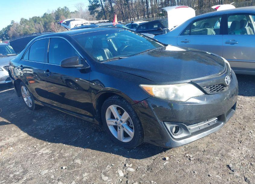 2014 Toyota Camry SE (VIN 4T1BF1FK9EU748067) main photo