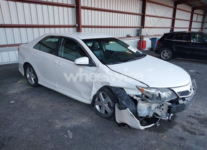 2014 Toyota Camry SE (VIN 4T1BF1FK9EU749719) main photo