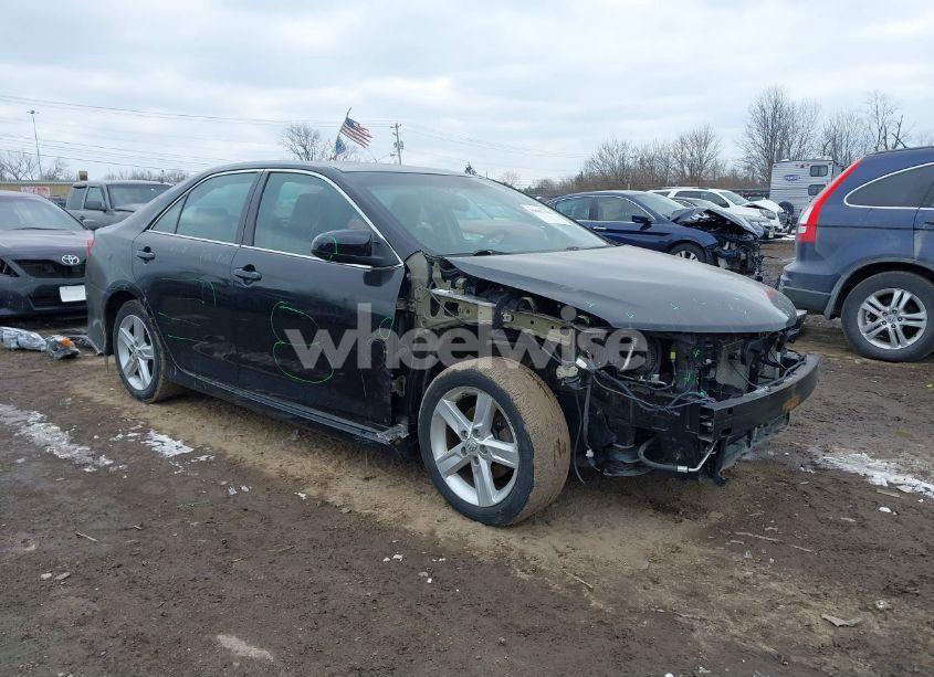 2014 Toyota Camry SE (VIN 4T1BF1FK9EU750076) main photo