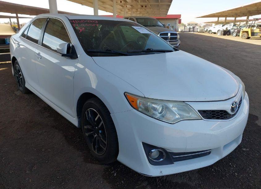 2014 Toyota Camry SE (VIN 4T1BF1FK9EU774071) main photo