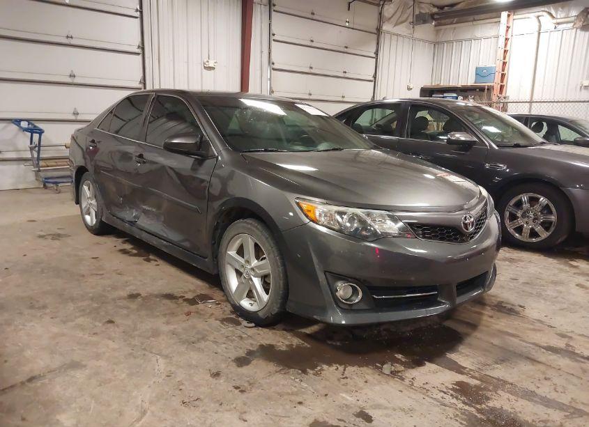 2014 Toyota Camry SE (VIN 4T1BF1FK9EU784163) main photo