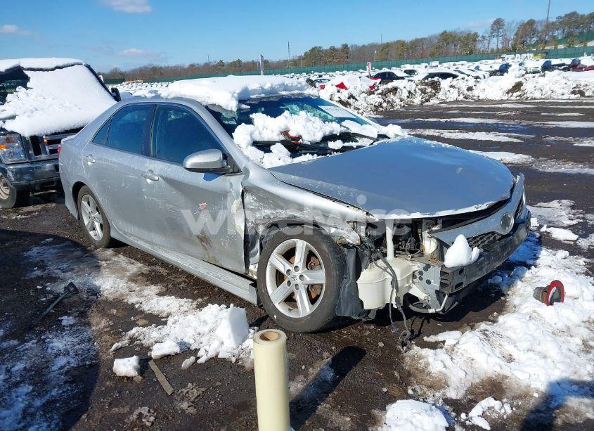 2014 Toyota Camry SE (VIN 4T1BF1FK9EU797527) main photo