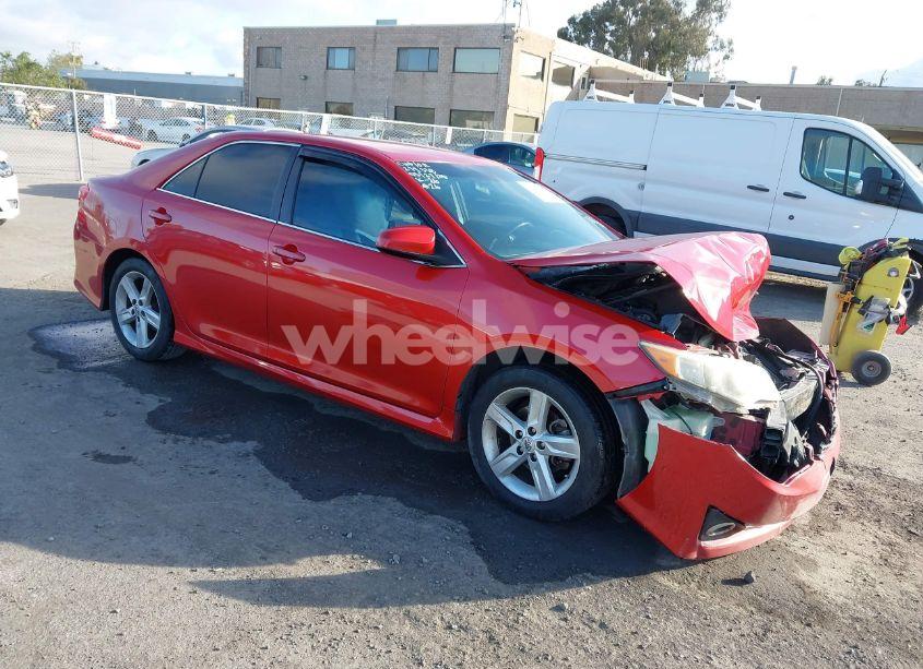 2014 Toyota Camry SE (VIN 4T1BF1FK9EU800183) main photo