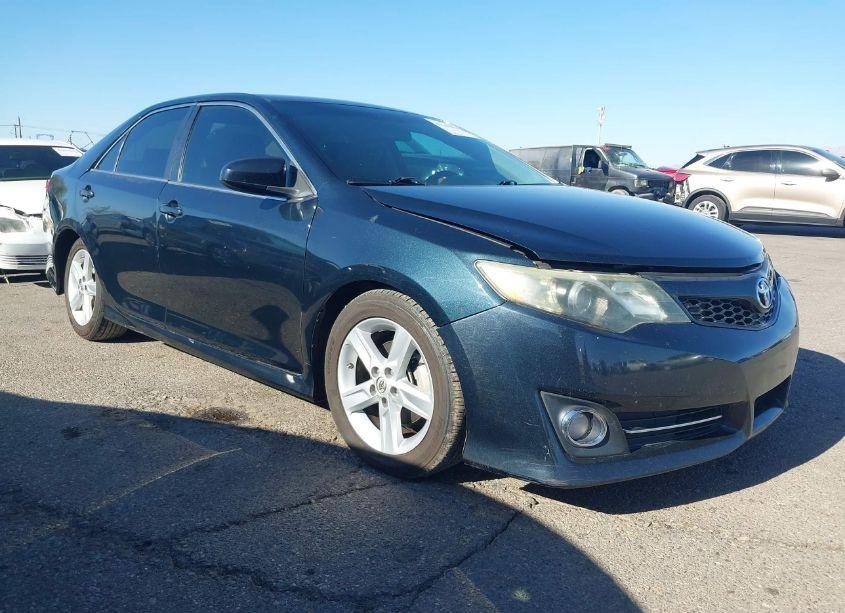 2014 Toyota Camry SE (VIN 4T1BF1FK9EU816657) main photo