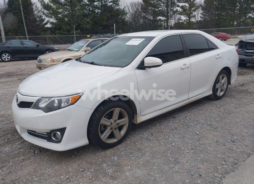 Photo 2 of 2014 Toyota Camry SE (VIN 4T1BF1FK9EU829375)