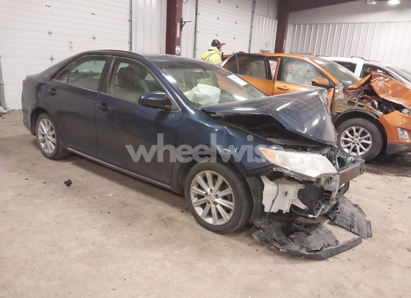 2014 Toyota Camry XLE (VIN 4T1BF1FK9EU849352) main photo