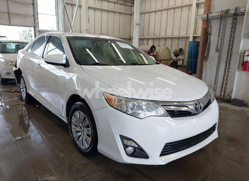 2014 Toyota Camry LE (VIN 4T1BF1FK9EU870721) main photo