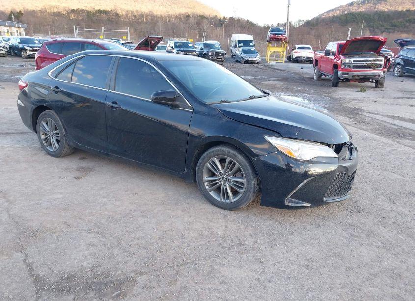 2015 Toyota Camry SE (VIN 4T1BF1FK9FU018516) main photo