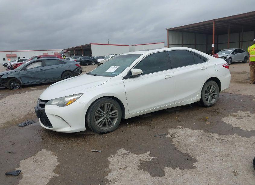 Photo 2 of 2015 Toyota Camry SE (VIN 4T1BF1FK9FU046462)