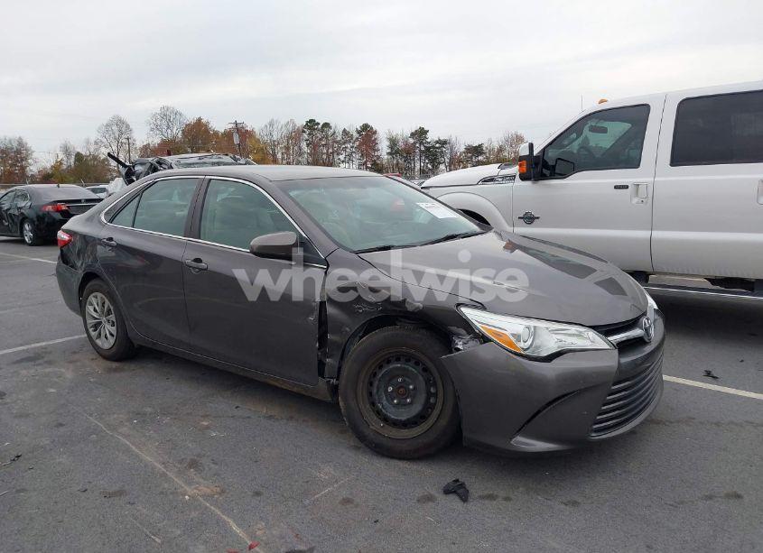 2015 Toyota Camry LE (VIN 4T1BF1FK9FU080062) main photo