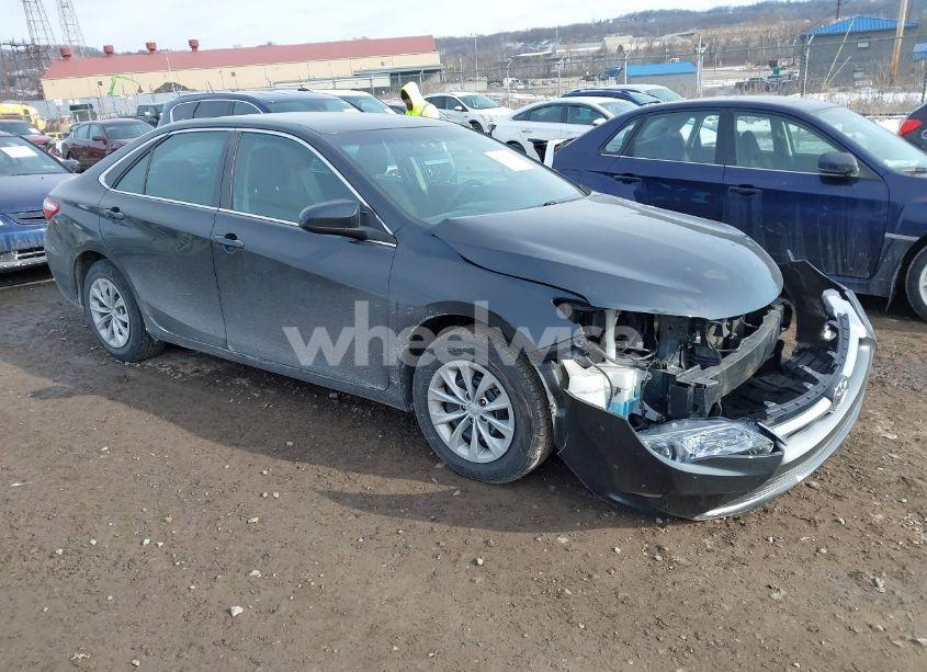 2015 Toyota Camry LE (VIN 4T1BF1FK9FU085357) main photo