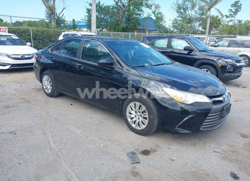 2015 Toyota Camry LE (VIN 4T1BF1FK9FU098965) main photo