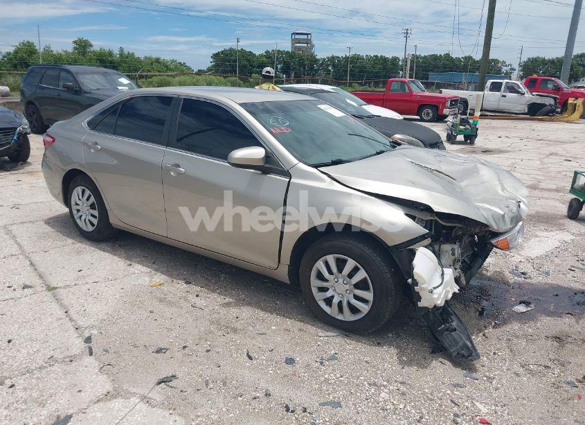 2015 Toyota Camry LE (VIN 4T1BF1FK9FU911964) main photo