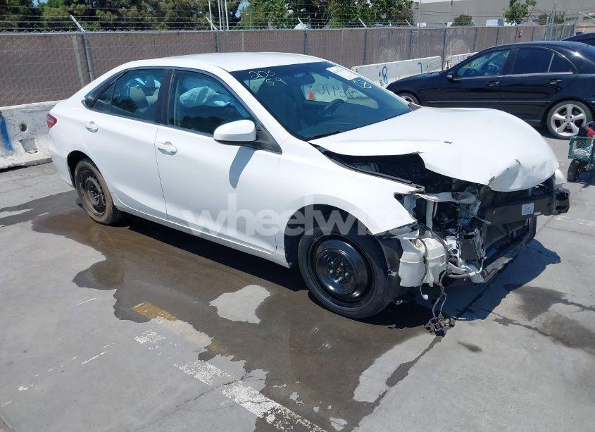 2015 Toyota Camry LE (VIN 4T1BF1FK9FU923208) main photo