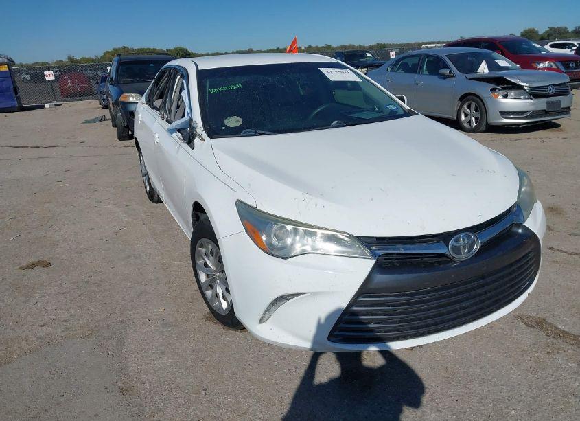 2015 Toyota Camry LE (VIN 4T1BF1FK9FU923872) main photo