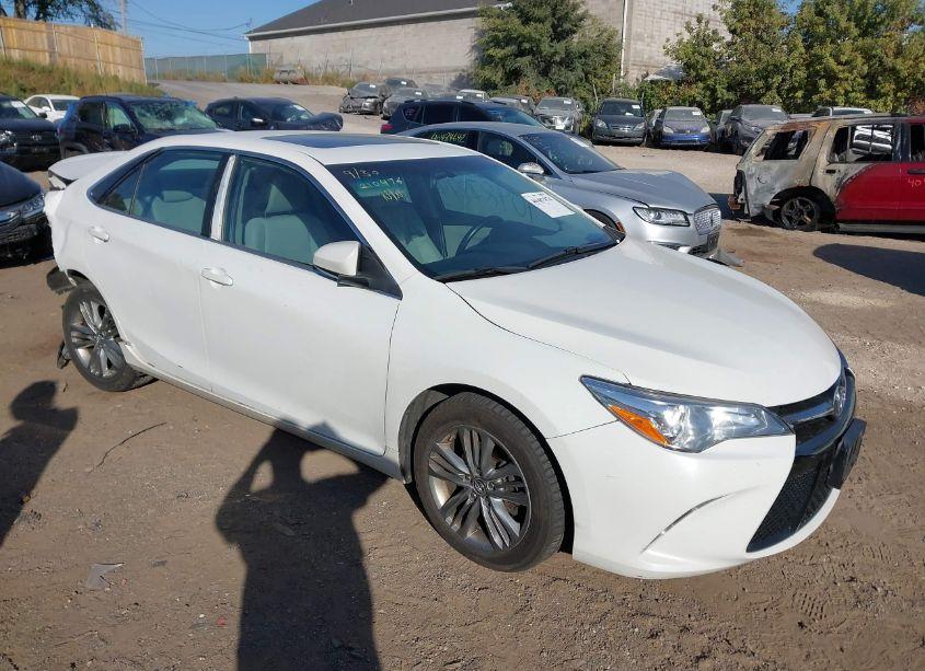 2016 Toyota Camry SE (VIN 4T1BF1FK9GU140682) main photo