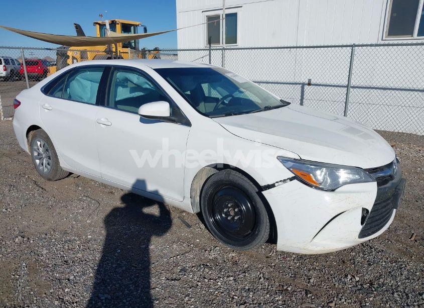 2016 Toyota Camry LE (VIN 4T1BF1FK9GU173052) main photo