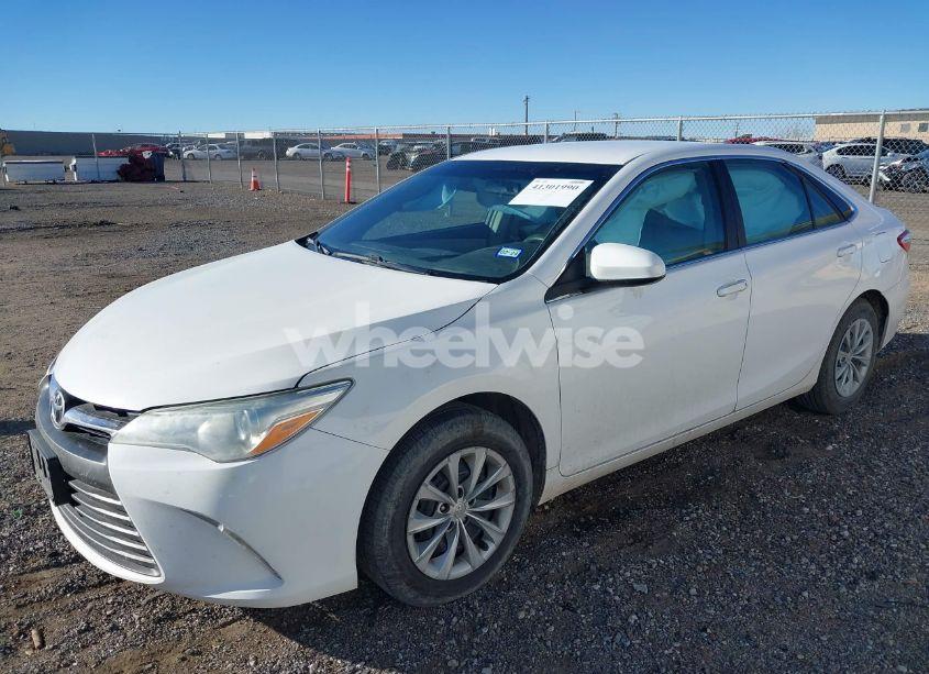 Photo 2 of 2016 Toyota Camry LE (VIN 4T1BF1FK9GU173052)