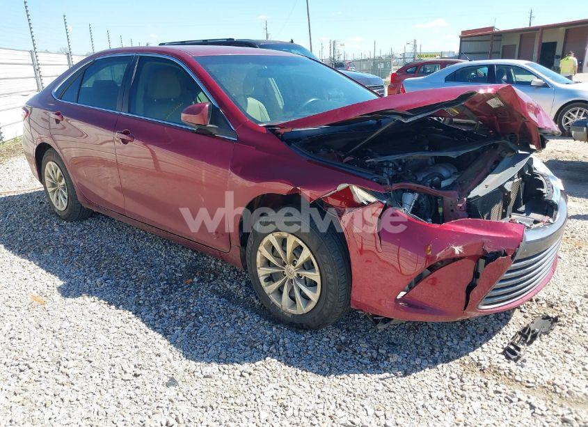 2016 Toyota Camry LE (VIN 4T1BF1FK9GU512232) main photo