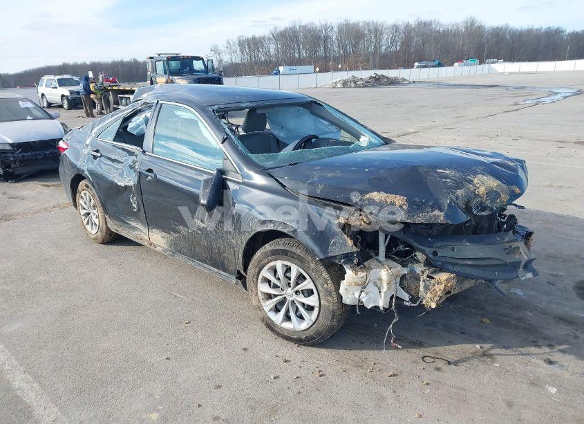 2016 Toyota Camry LE (VIN 4T1BF1FK9GU512750) main photo