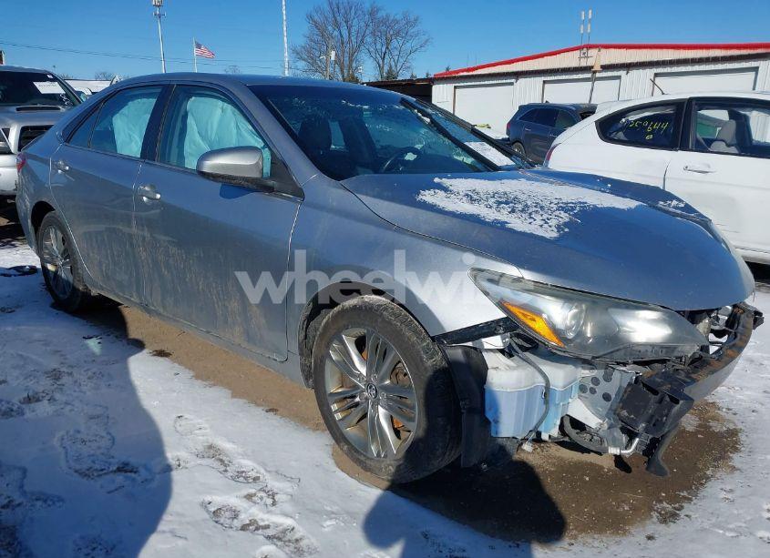 2016 Toyota Camry SE (VIN 4T1BF1FK9GU586492) main photo