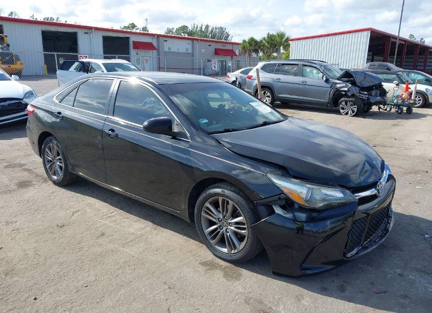 2016 Toyota Camry SE (VIN 4T1BF1FK9GU615411) main photo