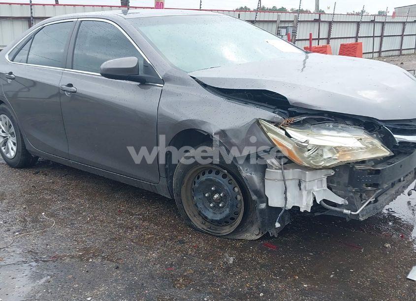 2017 Toyota Camry LE (VIN 4T1BF1FK9HU277106) main photo