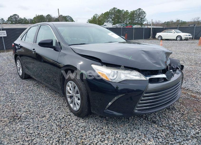 2017 Toyota Camry LE (VIN 4T1BF1FK9HU395947) main photo