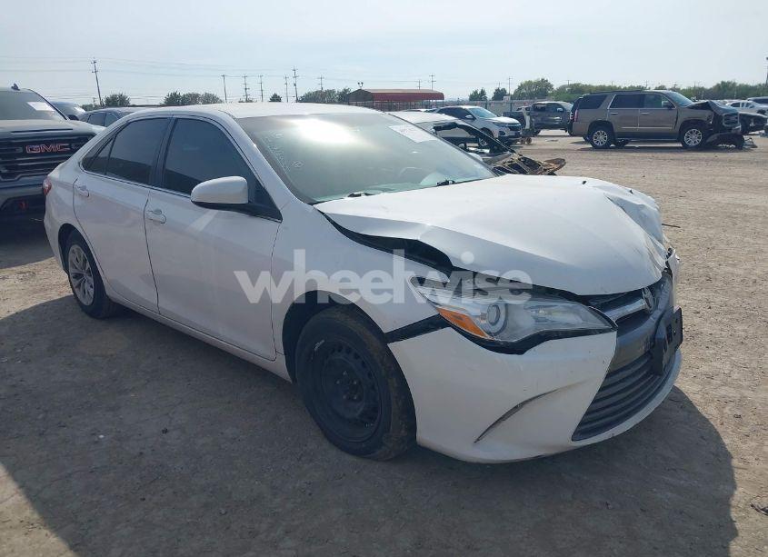 2017 Toyota Camry LE (VIN 4T1BF1FK9HU649432) main photo