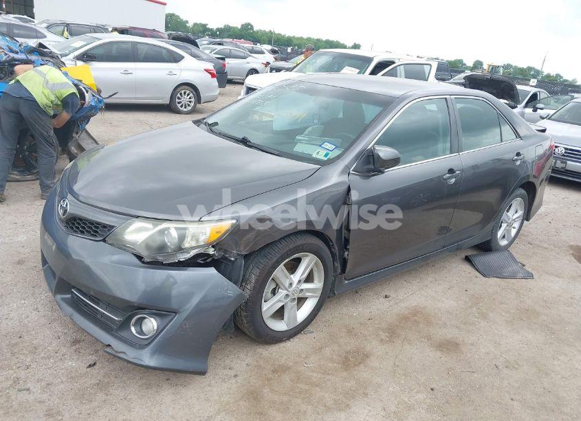 Photo 2 of 2013 Toyota Camry SE (VIN 4T1BF1FKXDU282518)