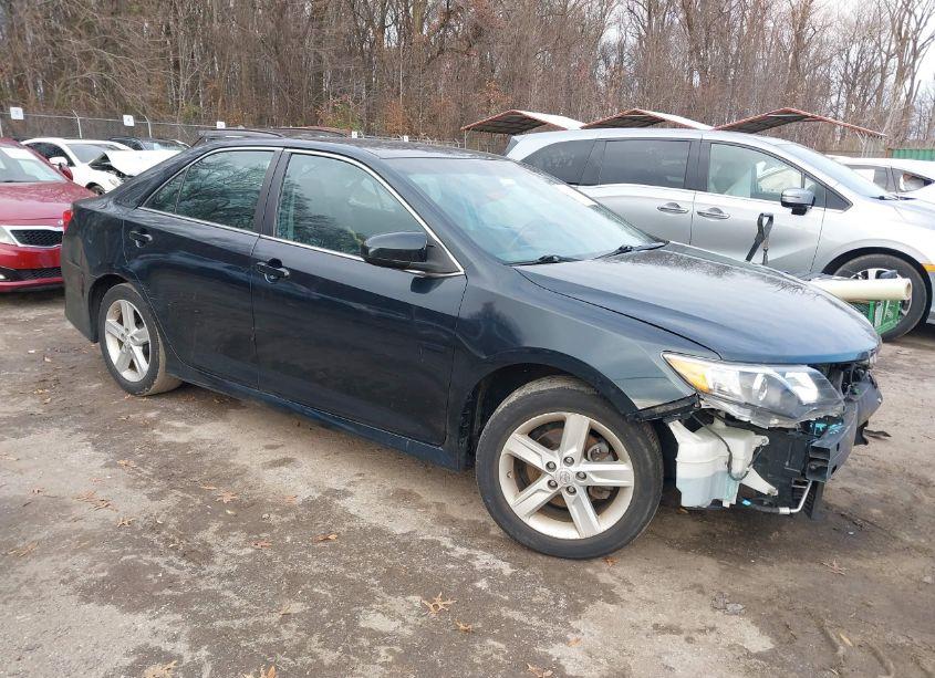 2014 Toyota Camry SE (VIN 4T1BF1FKXEU323067) main photo