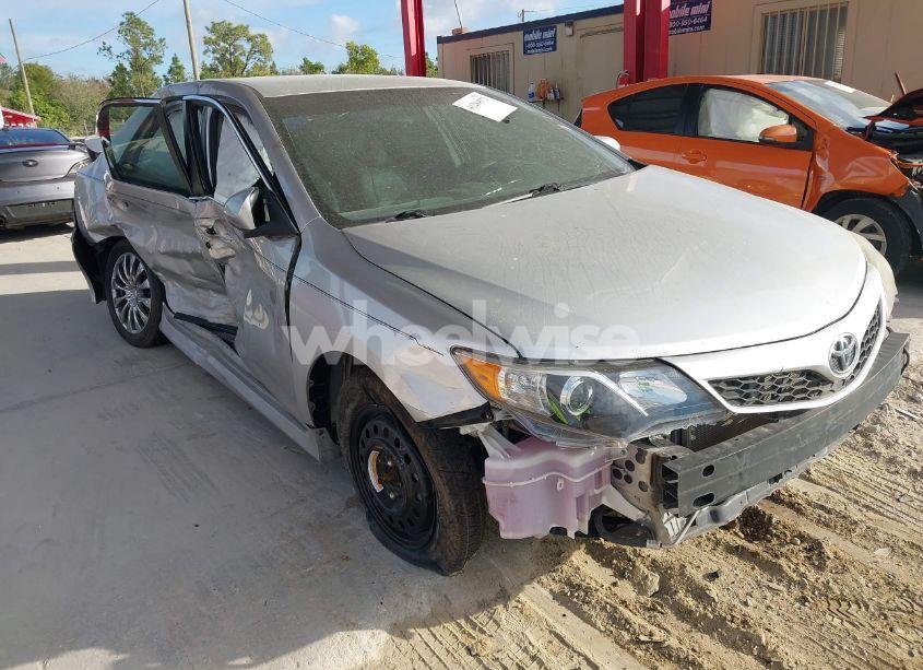 2014 Toyota Camry SE (VIN 4T1BF1FKXEU329161) main photo