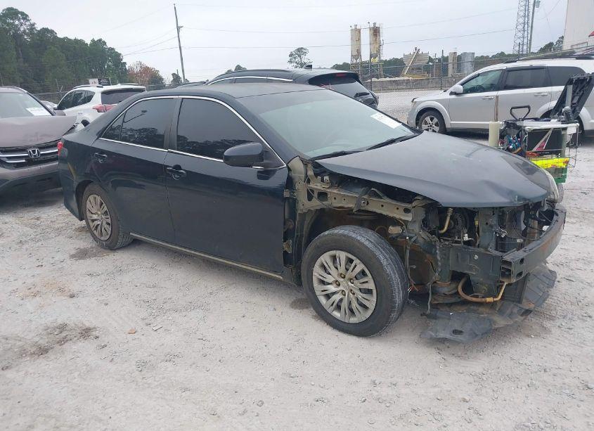 2014 Toyota Camry LE (VIN 4T1BF1FKXEU367439) main photo