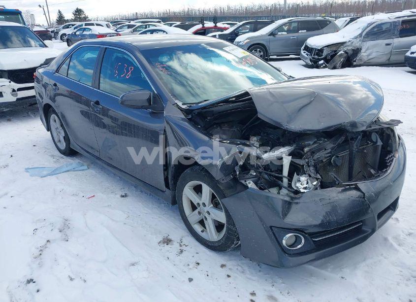 2014 Toyota Camry SE (VIN 4T1BF1FKXEU370230) main photo