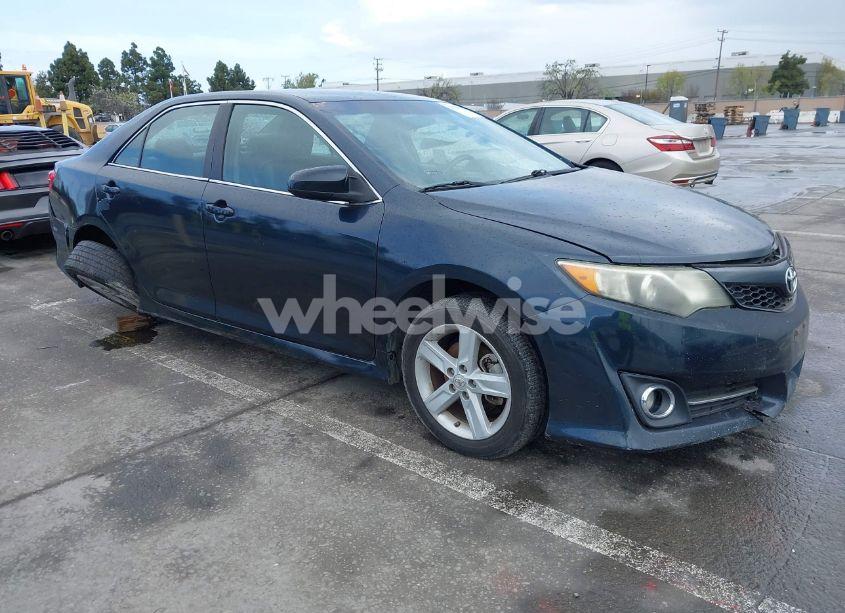 2014 Toyota Camry SE (VIN 4T1BF1FKXEU385715) main photo