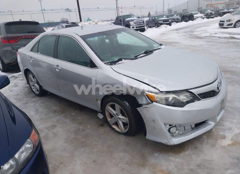 2014 Toyota Camry SE (VIN 4T1BF1FKXEU398075) main photo