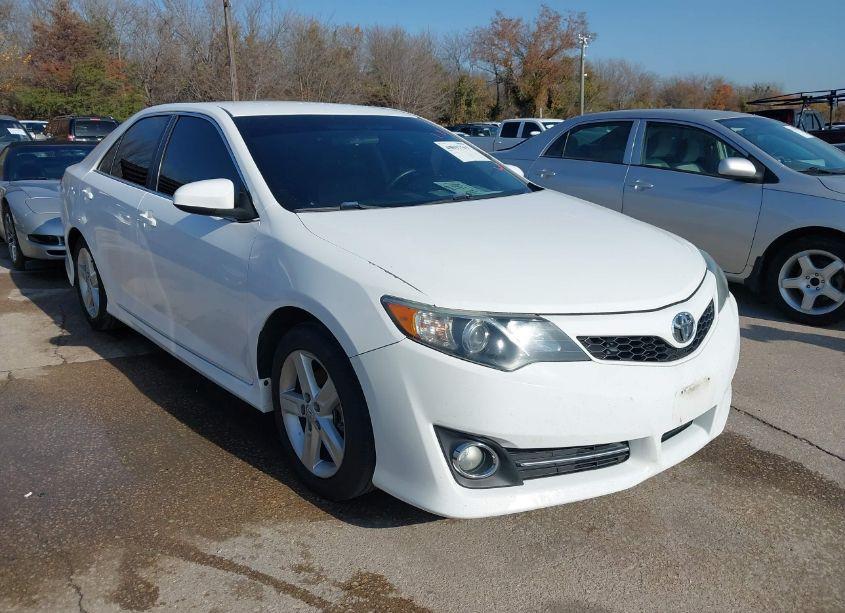 2014 Toyota Camry SE (VIN 4T1BF1FKXEU403582) main photo