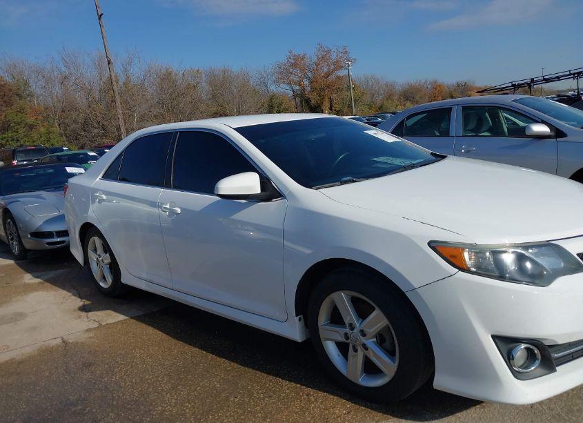 Photo 13 of 2014 Toyota Camry SE (VIN 4T1BF1FKXEU403582)