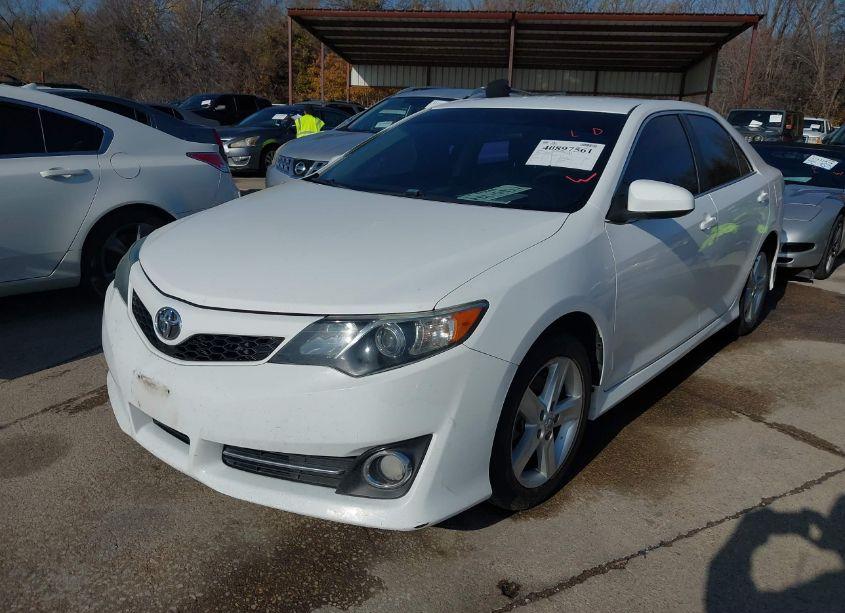 Photo 2 of 2014 Toyota Camry SE (VIN 4T1BF1FKXEU403582)