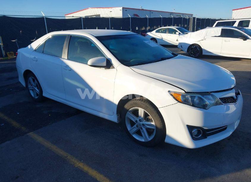 2014 Toyota Camry SE (VIN 4T1BF1FKXEU410189) main photo