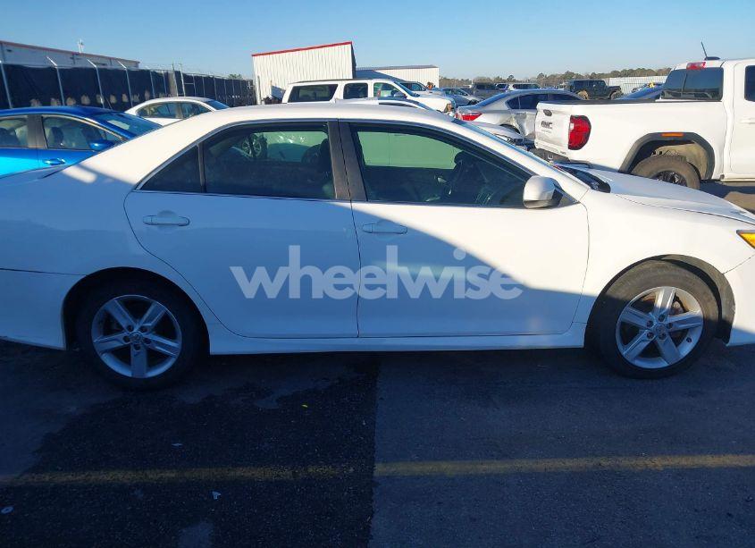 Photo 13 of 2014 Toyota Camry SE (VIN 4T1BF1FKXEU410189)