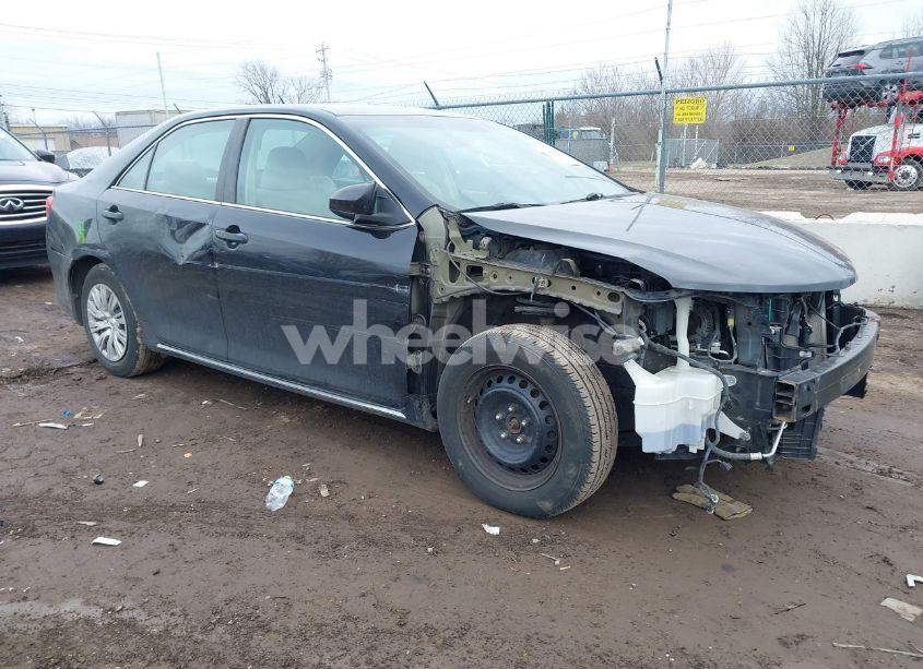 2014 Toyota Camry LE (VIN 4T1BF1FKXEU422245) main photo