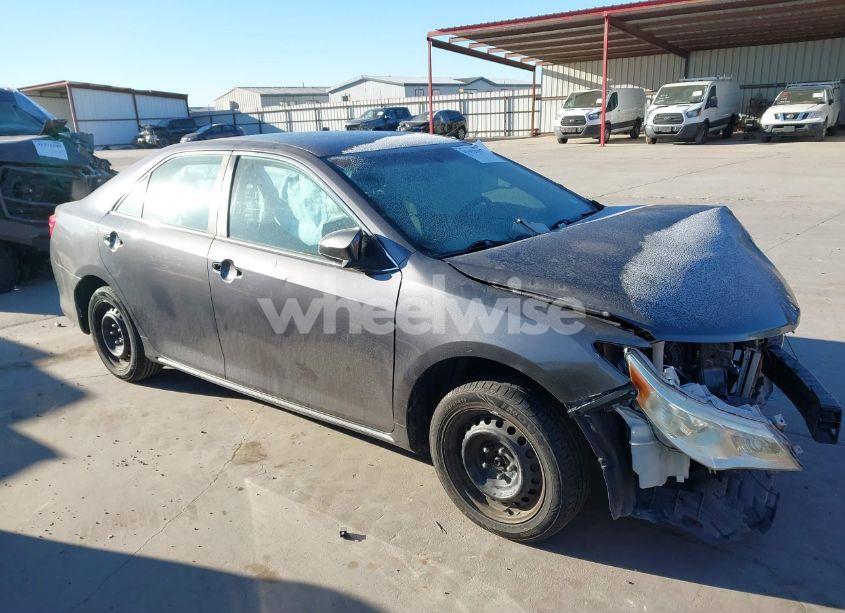 2014 Toyota Camry LE (VIN 4T1BF1FKXEU430300) main photo