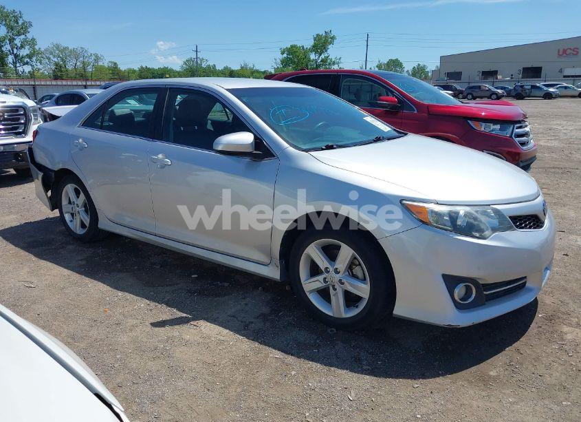 2014 Toyota Camry SE (VIN 4T1BF1FKXEU434783) main photo