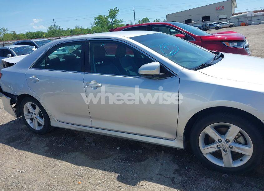 Photo 13 of 2014 Toyota Camry SE (VIN 4T1BF1FKXEU434783)