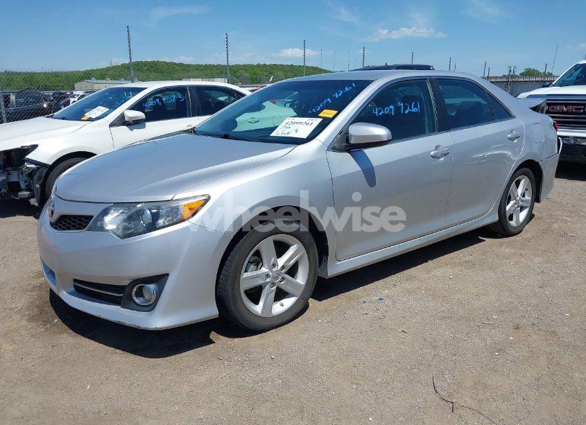 Photo 2 of 2014 Toyota Camry SE (VIN 4T1BF1FKXEU434783)