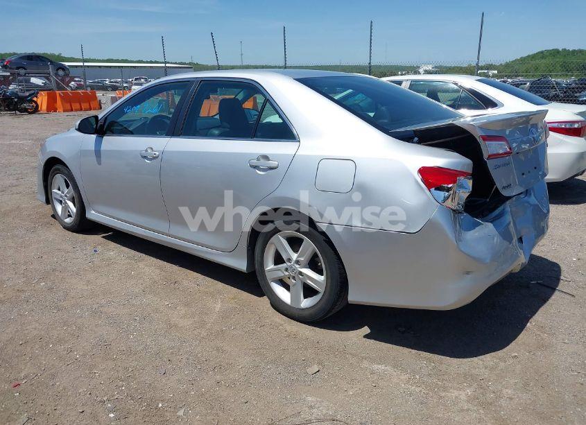 Photo 3 of 2014 Toyota Camry SE (VIN 4T1BF1FKXEU434783)
