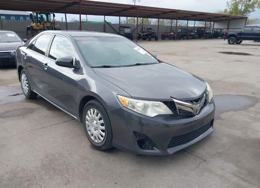 2014 Toyota Camry LE (VIN 4T1BF1FKXEU457190) main photo